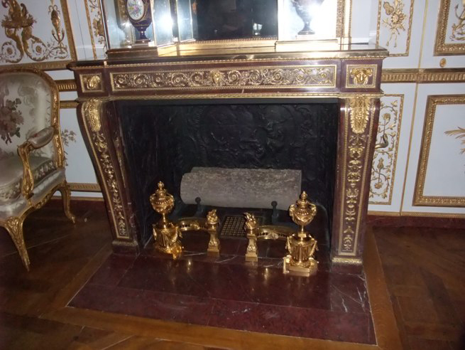 Marbre rouge griotte | Maison & Maison, spécialiste de la cheminée en marbre rouge griotte.