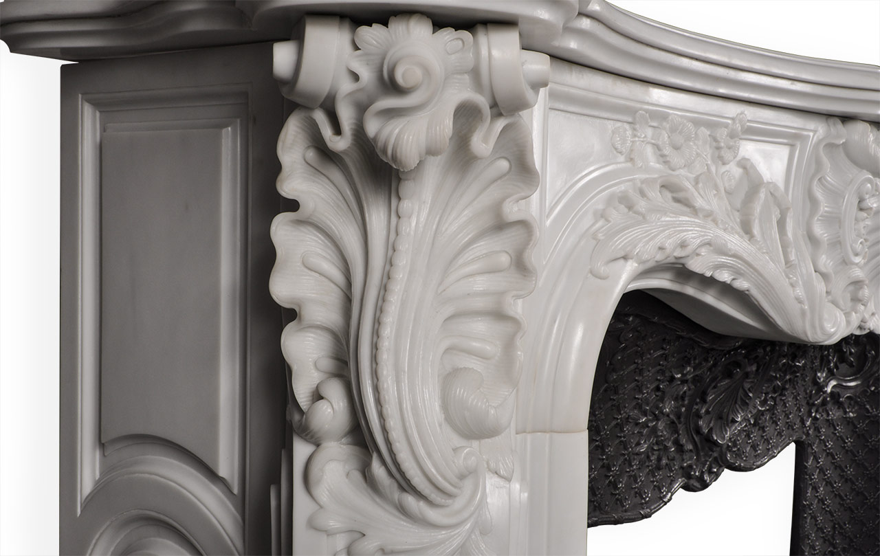 Palais Bourbon est un rarissime modèle de cheminée sur mesure en marbre de style Louis XV