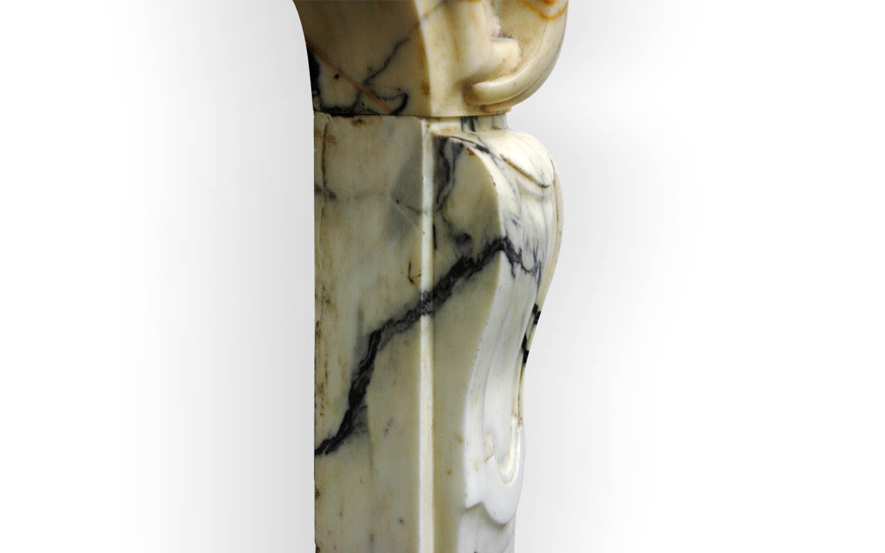 Maison & Maison, designers de cheminées en marbre, vous propose de personnaliser le modèle Arcadie. Choiseul est une belle cheminée sur mesure de style Louis XV réalisée en marbre. Cette cheminée est la reproduction d'une cheminée ancienne d'époque Louis 