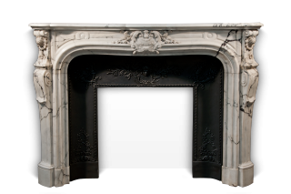 Grand Dauphin est une superbe cheminée en marbre de style Régence réalisée sur mesure. 