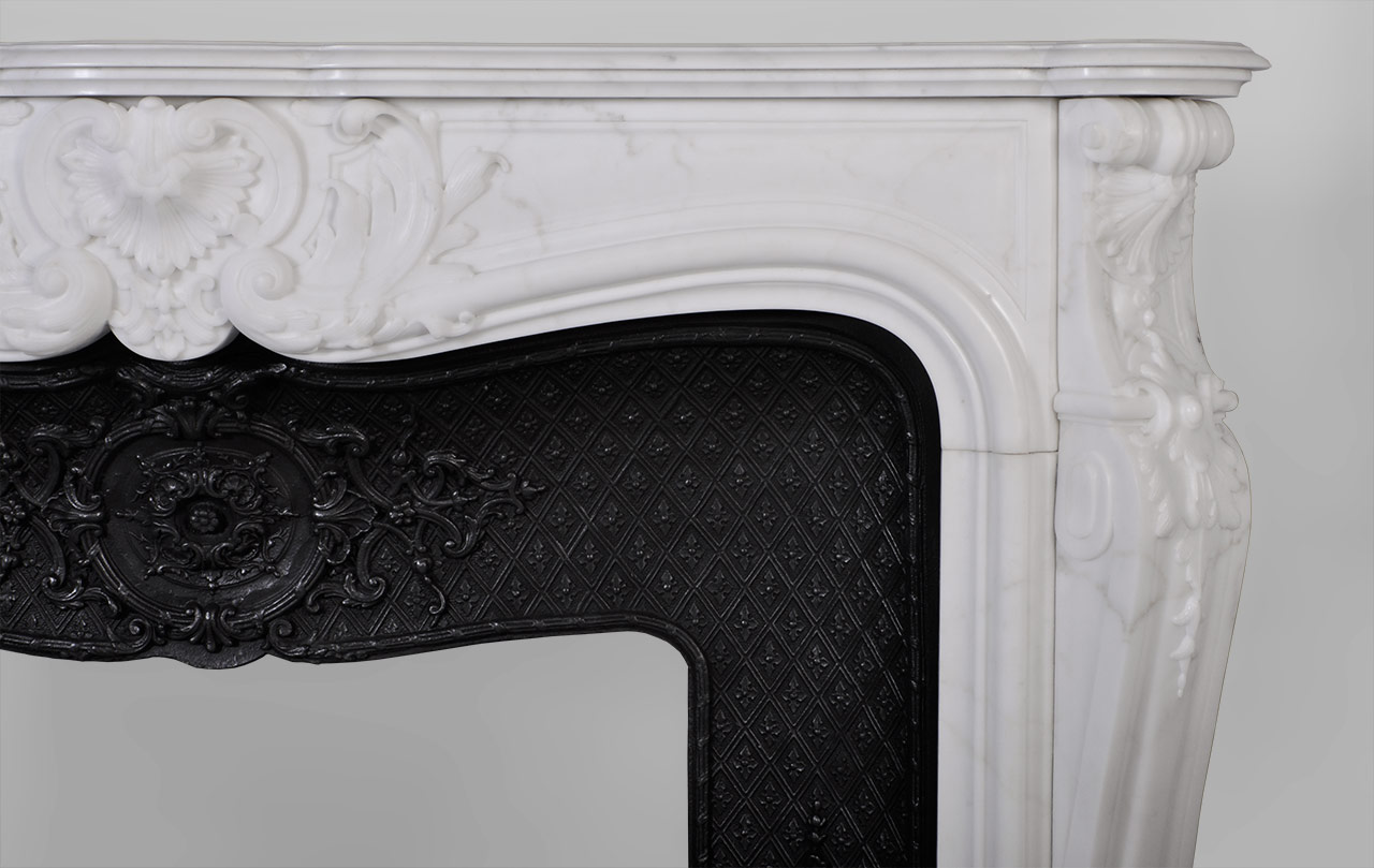 Maison & Maison, designers de cheminées en marbre, vous propose de personnaliser le modèle Hotel de Lassay. Hotel de Lassay est une cheminée de style Louis XV réalisée sur mesure en marbre avec un décor sculpté très riche.