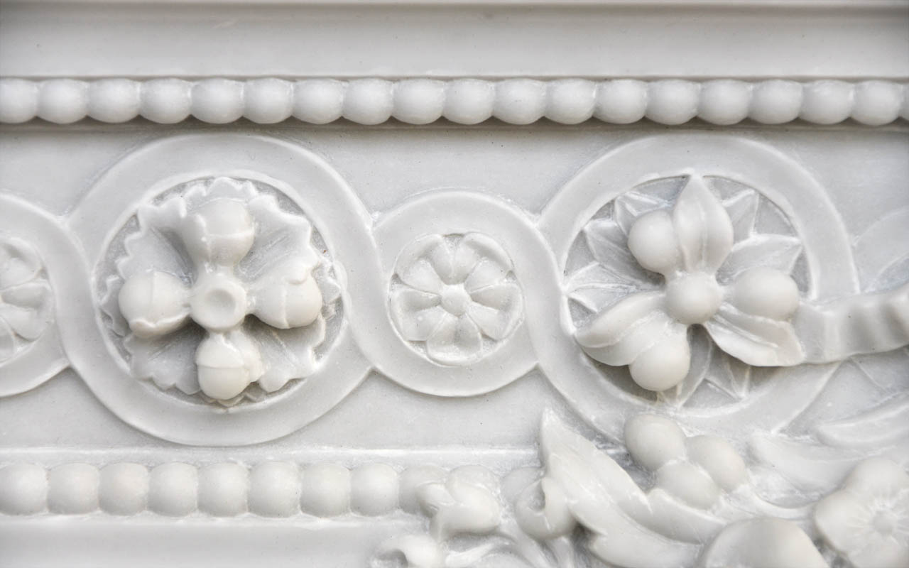 Maison & Maison, designers de cheminées en marbre, vous propose de personnaliser le modèle Arcadie. Juliette Récamier est une superbe cheminée en marbre sur mesure de style Louis XVI avec de fins ornements sculptés.