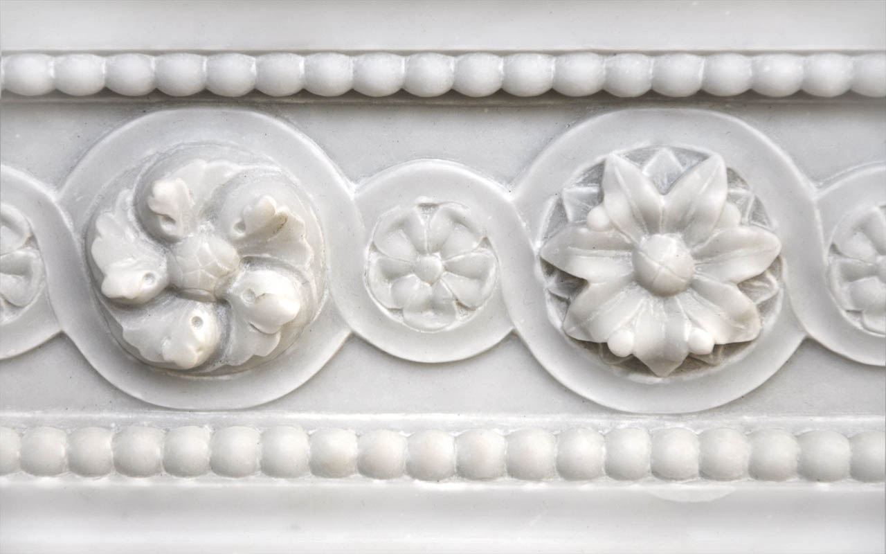 Maison & Maison, designers de cheminées en marbre, vous propose de personnaliser le modèle Arcadie. Juliette Récamier est une superbe cheminée en marbre sur mesure de style Louis XVI avec de fins ornements sculptés.