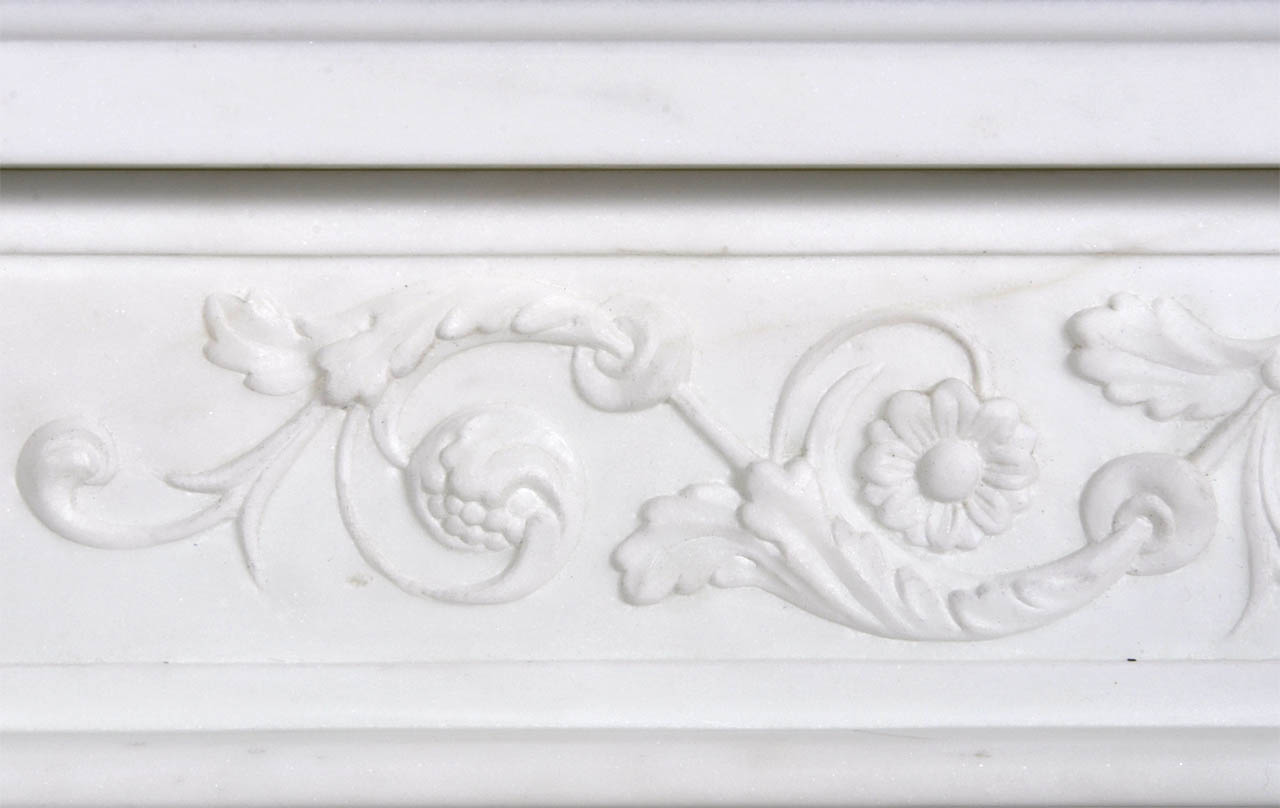 Maison & Maison, designers de cheminées en marbre, vous propose de personnaliser le modèle Arcadie. Marquis de Condorcet est une cheminée sur mesure en marbre au bandeau sculpté en bas-relief de volutes et rinceaux végétaux. 