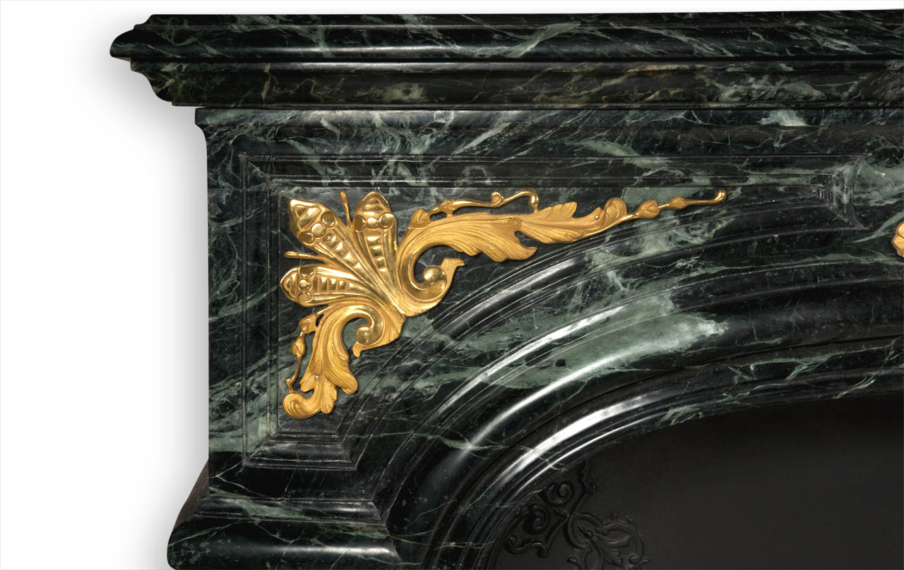 Maison & Maison, designers de cheminées en marbre, vous propose de personnaliser le modèle Arcadie. Noailles est une cheminée sur mesure de style Régence aux lignes sophistiquées réalisée en marbre avec des ornements de bronze doré. 