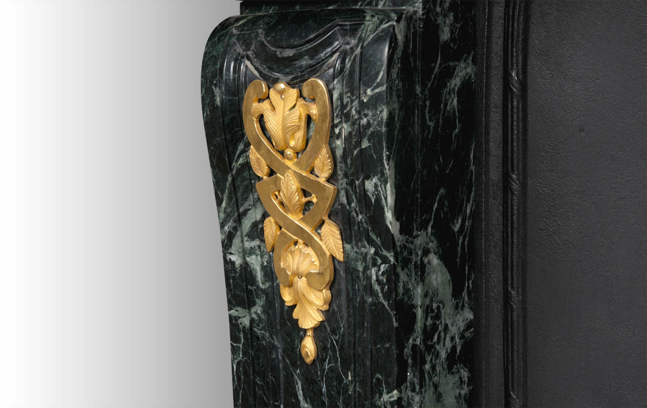 Maison & Maison, designers de cheminées en marbre, vous propose de personnaliser le modèle Arcadie. Noailles est une cheminée sur mesure de style Régence aux lignes sophistiquées réalisée en marbre avec des ornements de bronze doré. 