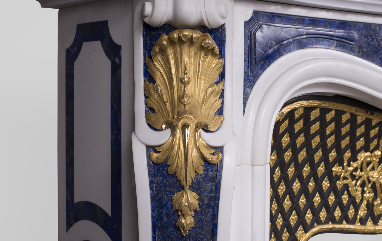 Maison & Maison, créateur de cheminées haut de gamme, vous invite à personnaliser votre cheminée Païva en marbre à marqueterie de lapis lazuli et bronze doré, cheminée sur mesure réalisée à la commande.