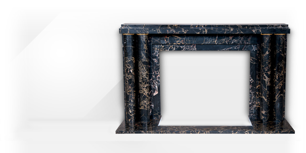 Maison & Maison, designers de cheminées en marbre, vous propose de personnaliser le modèle Arcadie. Paquebot est une cheminée sur mesure en marbre de style Art Déco décorée d'une paire de double colonnes et ornées de bagues cannelées réalisées en bronze d