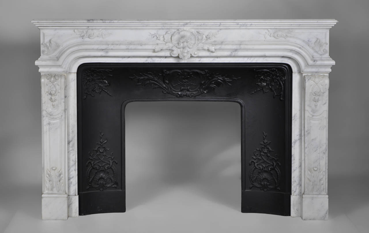 «Vendôme» est une cheminée en marbre Blanc de Carrare de style Régence alliant sophistication et élégance.
Ses lignes sobres sont agrémentées d'une remarquable décoration sculptée. Les jambages galbés présentent un panneau mouluré recouvert par une feuille d'acanthe charnue. Le bandeau est le fruit d'un exceptionnel travail de sculpture.Le grand raffinement de cette cheminée et la rare qualité de ses sculptures font de celle-ci un modèle d'une grande beauté.
Cette cheminées est pourvue d'un rétrécissement en fonte.